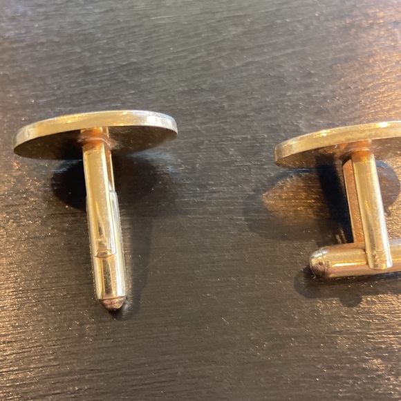 Two pairs of cufflinks.  Oval is silver Rectangle is gold tone - Picture 5 of 7